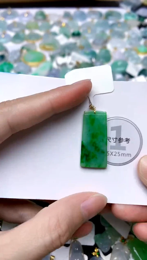 颈饰18K金镶嵌翡翠天然A货翡翠