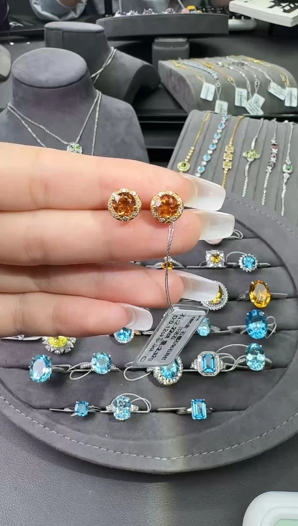 18K金镶嵌耳饰石榴石（芬达石）{七天鉴赏}