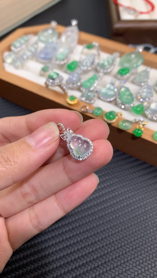 颈饰18K金镶嵌翡翠葫芦