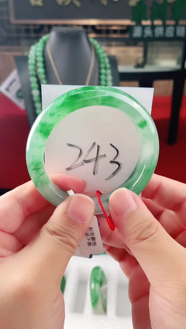 未镶嵌手镯石英质玉（非洲翠）微瑕介意勿拍