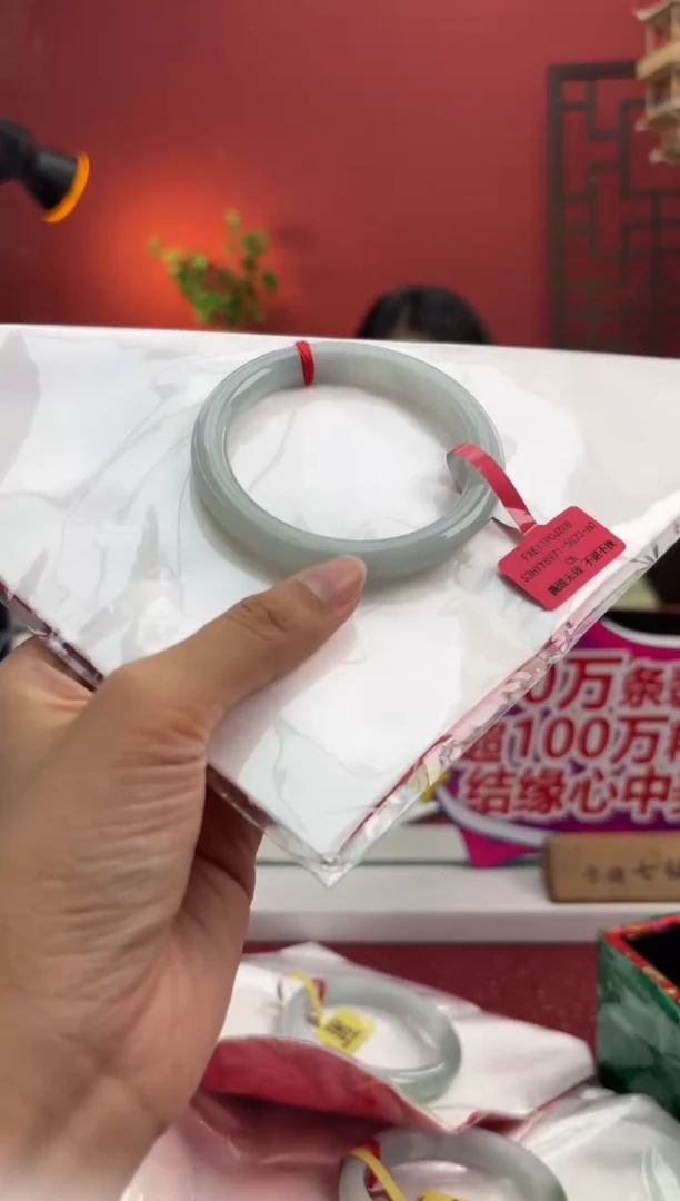 未镶嵌手镯（圆镯）翡翠娜**！翡翠手镯