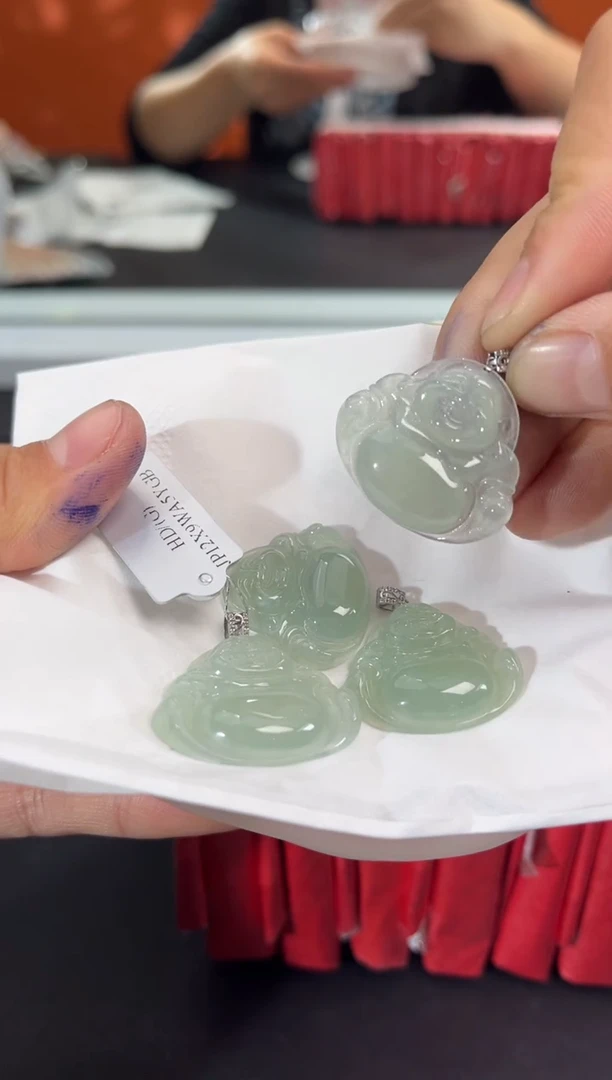 18K金镶嵌挂件翡翠边城刀客/541604/多样性发一/配皮绳发