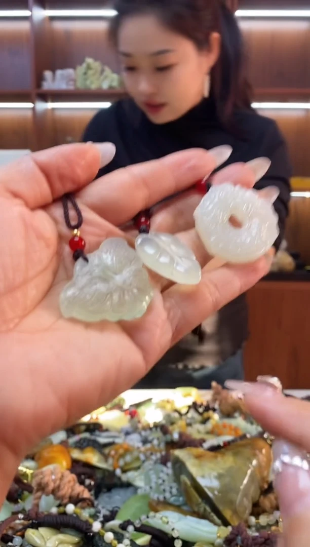 未镶嵌蛇纹石玉挂件