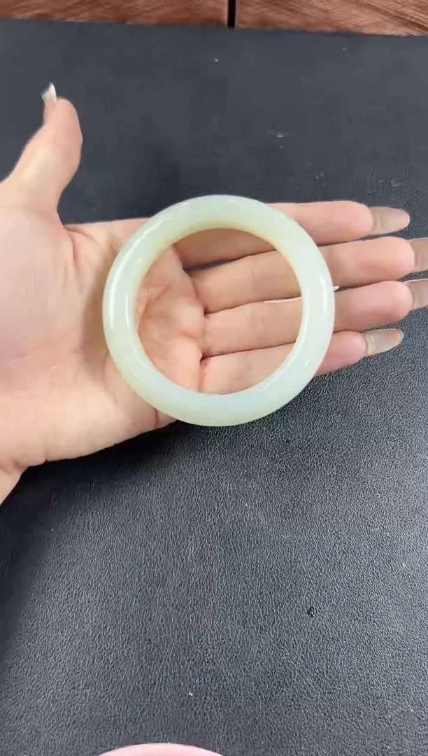 和田玉手镯未镶嵌且末金山微色差55+手镯