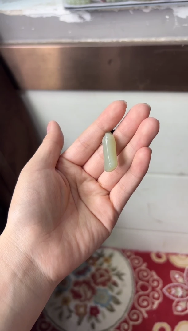 【闪购商品】和田玉吊坠(赠链)未镶嵌且末微色差近矿吊坠