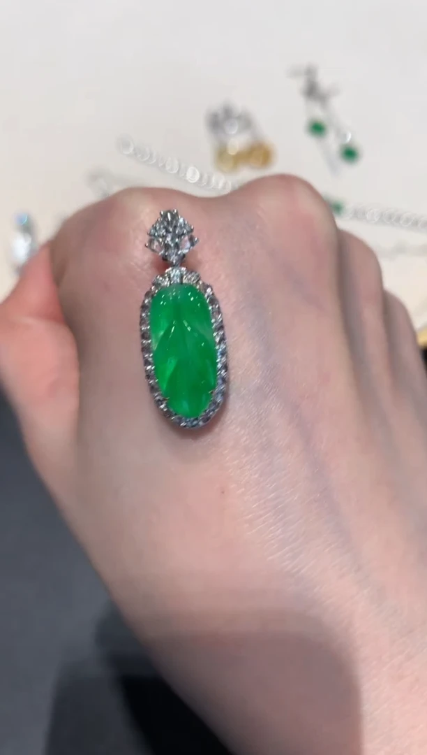 【闪购商品】翡翠吊坠(不含链)18K金镶嵌13000