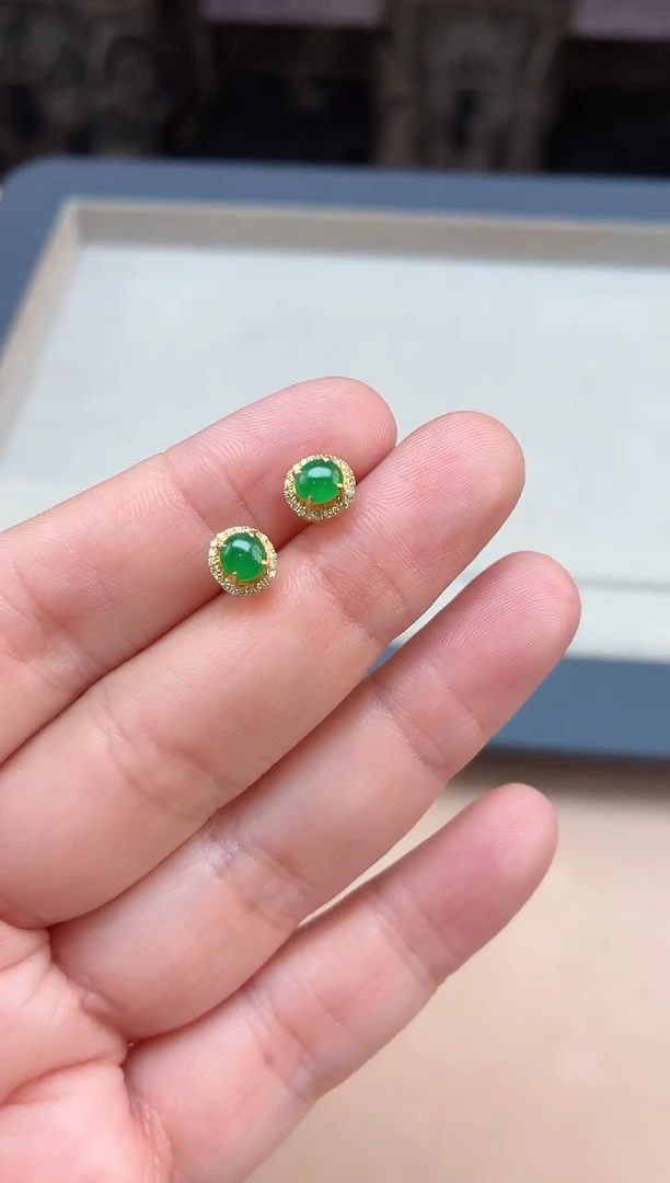 颈饰18K金镶嵌翡翠耳钉