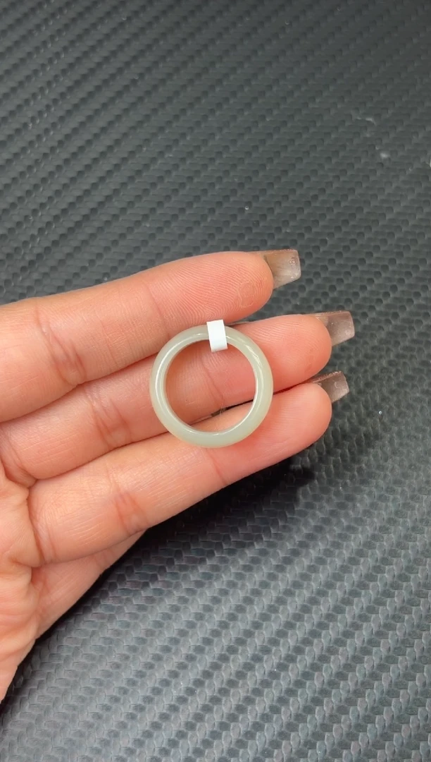 未镶嵌戒圈和田玉家**萱且末微色差近矿17+