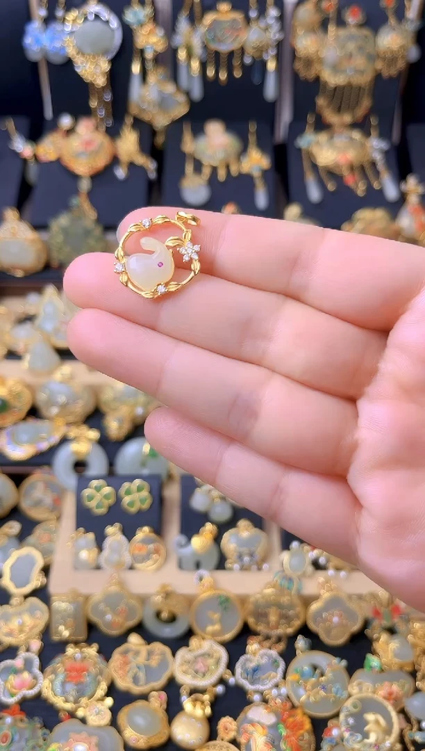 颈饰银S925镀金镶嵌和田玉小兔子吊坠