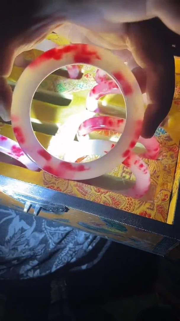 和田玉手镯未镶嵌胭脂红一只