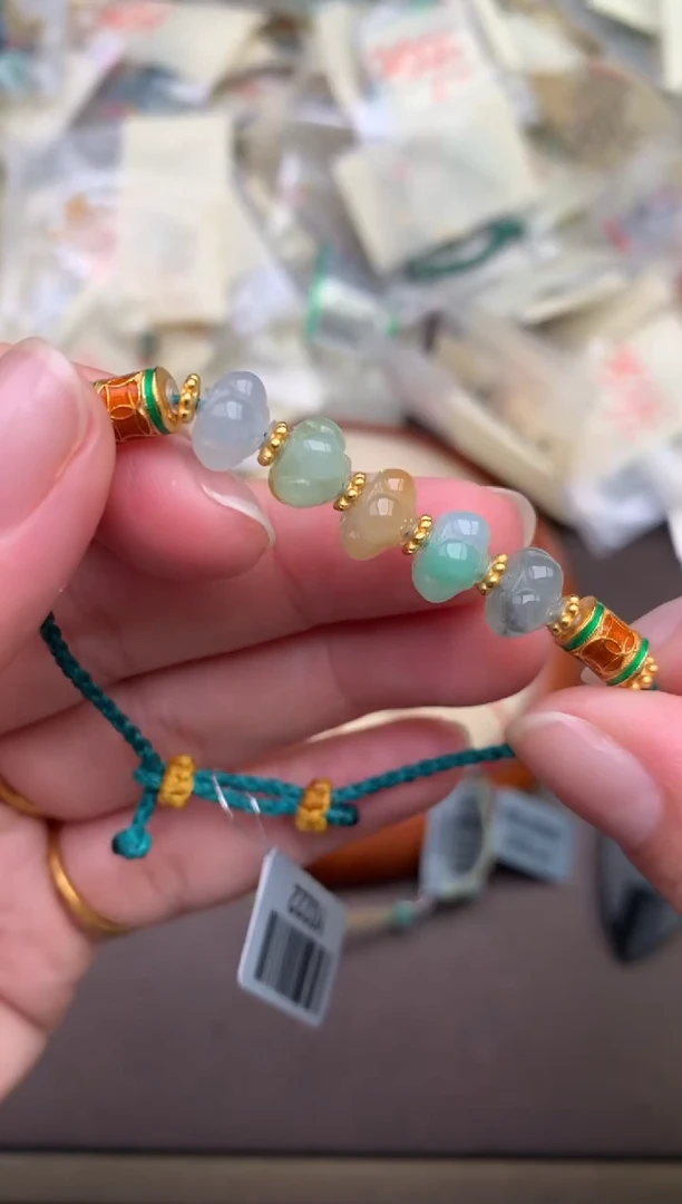 翡翠挂件未镶嵌  —