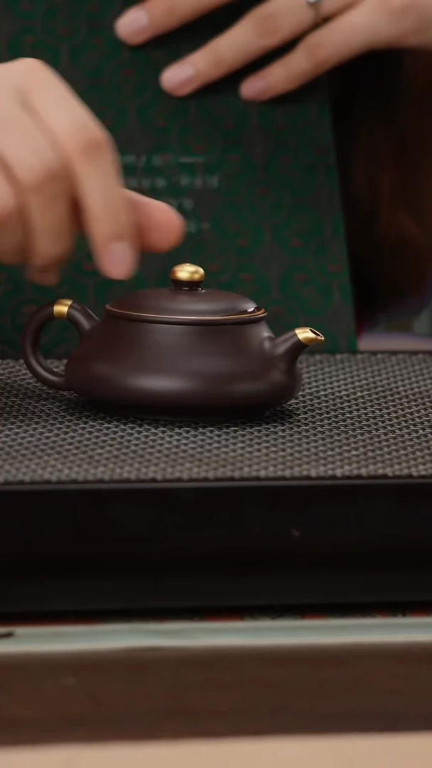 茶壶紫砂四号井茄皮紫泥描金明炉120cc