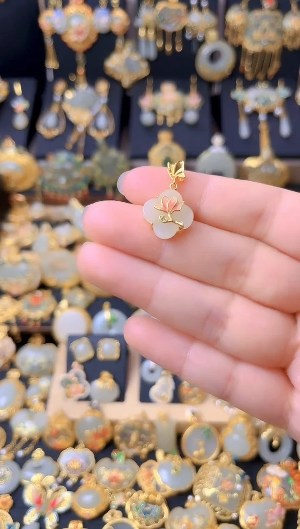 颈饰银S925镀金镶嵌和田玉蝶恋花荷花四叶草吊坠