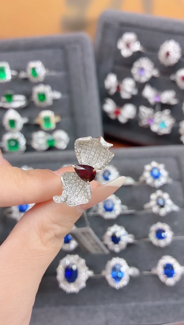 18K金镶嵌戒指红宝石s****璃-