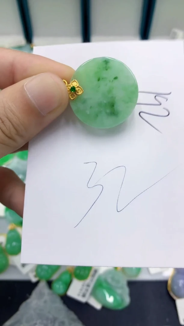 翡翠挂件未镶嵌翡翠