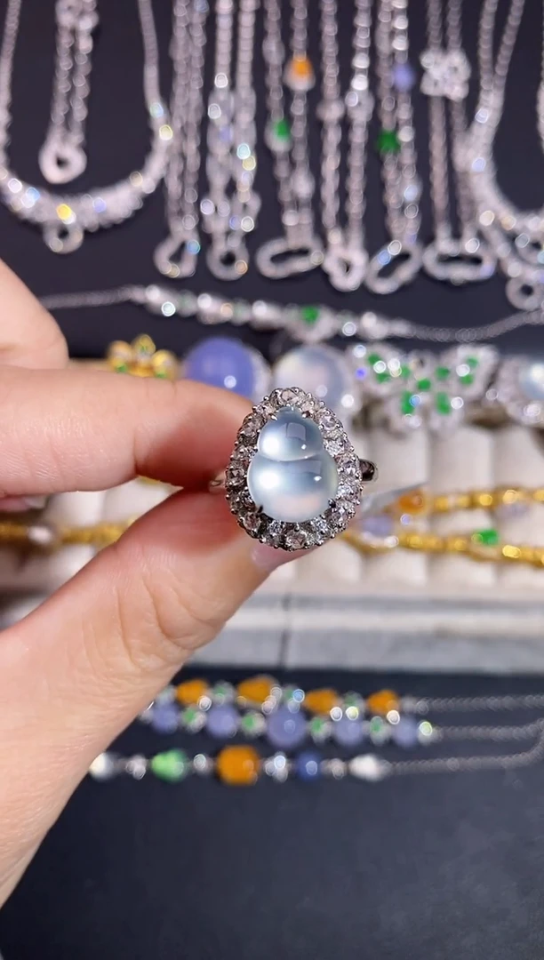 颈饰18K金镶嵌翡翠戒指