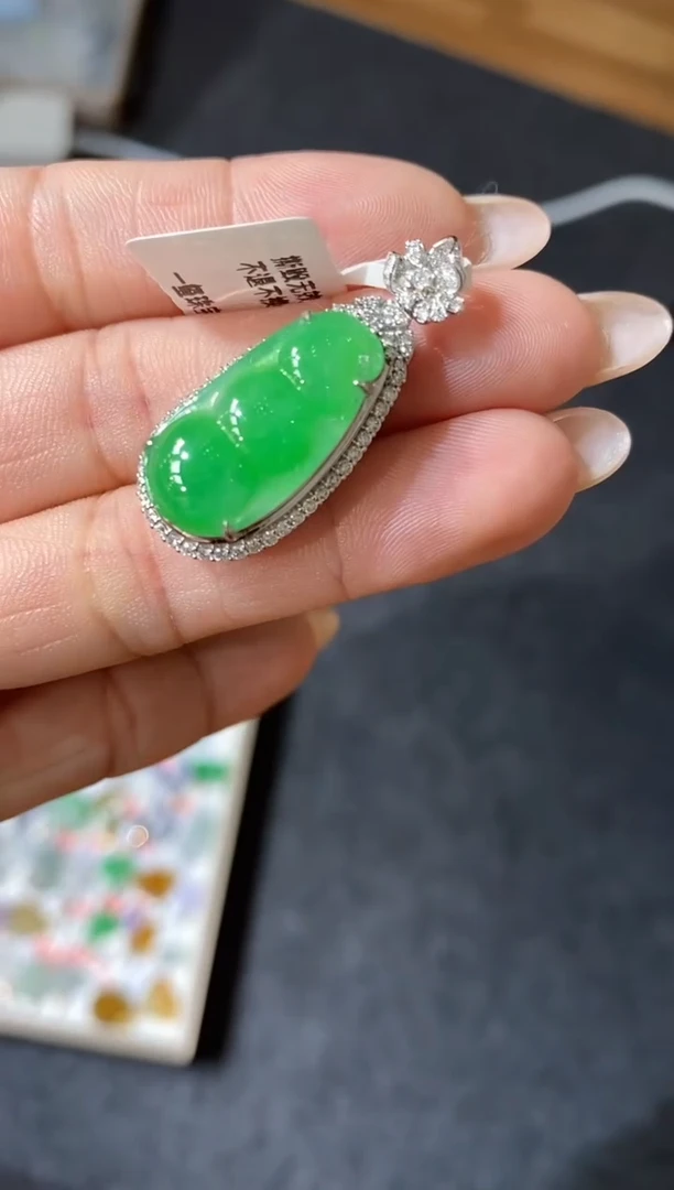 吊坠(不含链)18K金镶嵌翡翠福豆