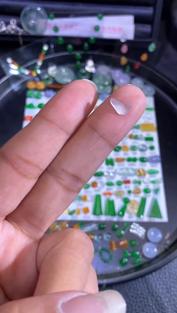 未镶嵌挂件翡翠切割