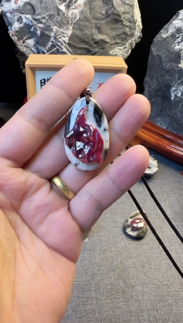 天然辰砂朱砂晶体原石随形吊坠挂件