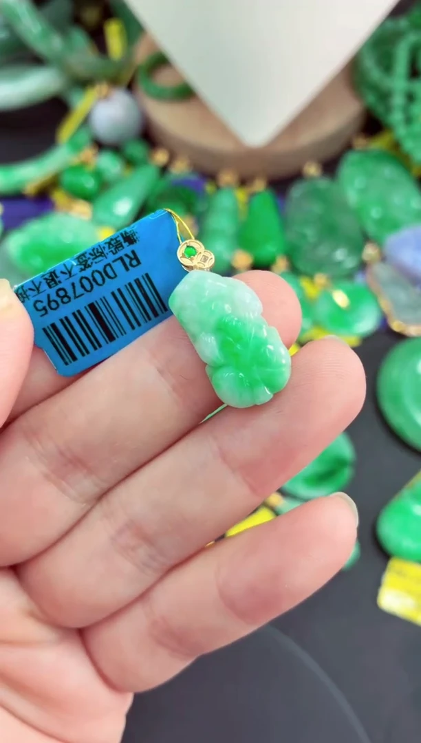 吊坠(不含链)未镶嵌翡翠挂件