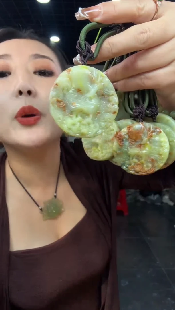 【闪购商品】岫玉颈饰未镶嵌三色花玉梅花鹿【项圈】