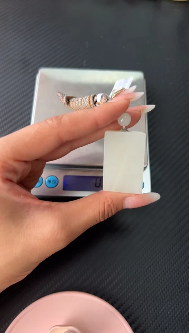 吊坠(赠链)未镶嵌和田玉黑山微色差吊坠m