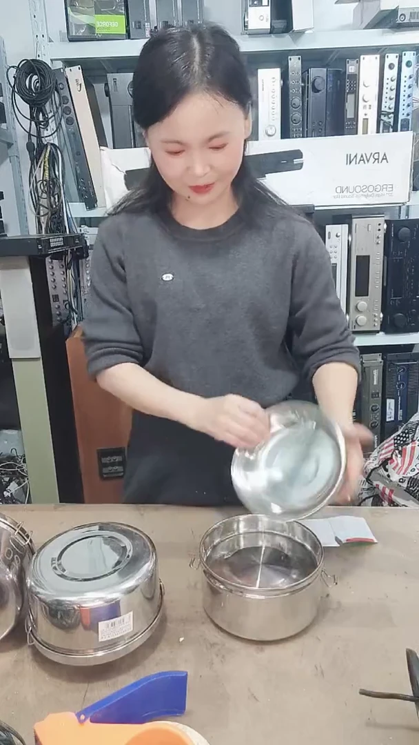 8新准新饭盒四个，不包邮费