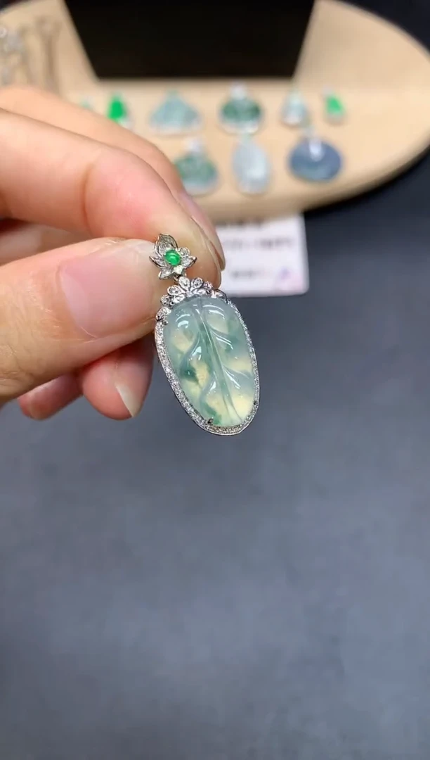 翡翠18K金镶嵌吊坠(不含链)叶子【无服务费】