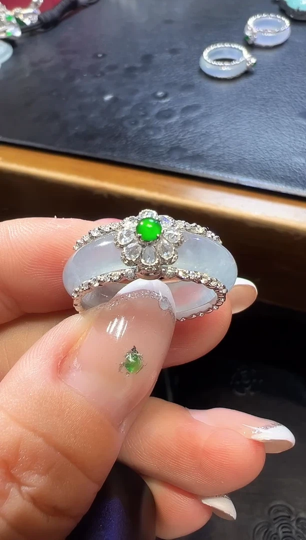 18K金镶嵌戒指翡翠豆*豆蛋面