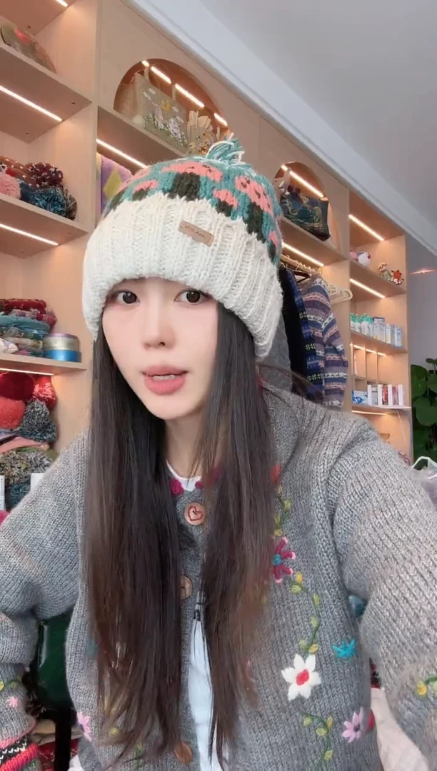 羊毛白绿翻边蘑菇帽