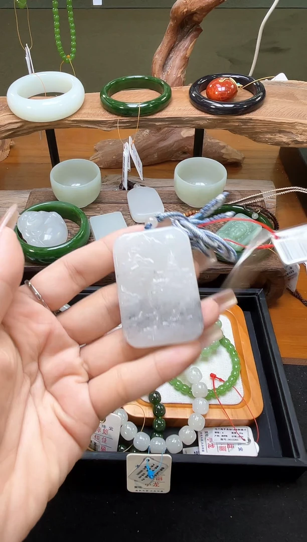 吊坠(不含链)未镶嵌和田玉黑山料 山水牌