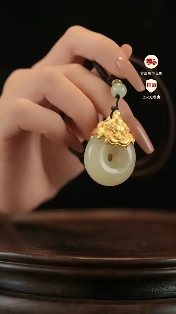 云南石竹叶青雕刻：貔貅平安扣