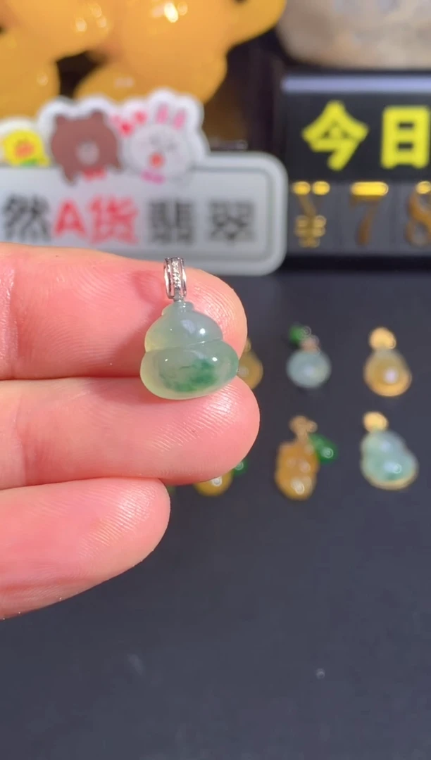 颈饰18K金镶嵌翡翠