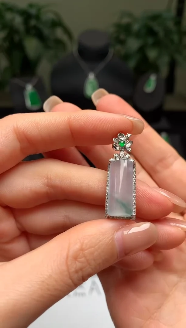 颈饰18K金镶嵌翡翠无事柱