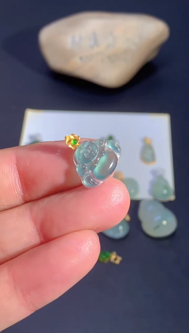 颈饰18K金镶嵌翡翠