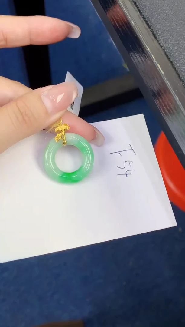 翡翠18K金镶嵌颈饰缅甸天然翡翠A货