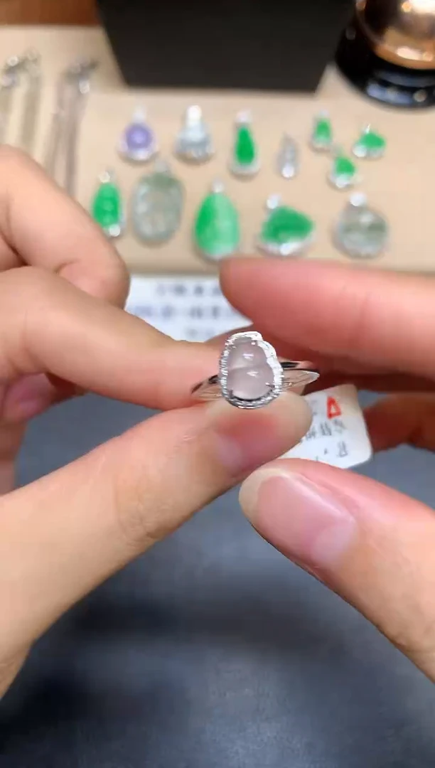 18K金镶嵌戒指翡翠葫芦【无服务费