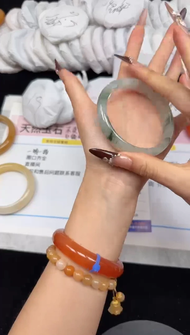 未镶嵌手镯石英质玉205/60.4