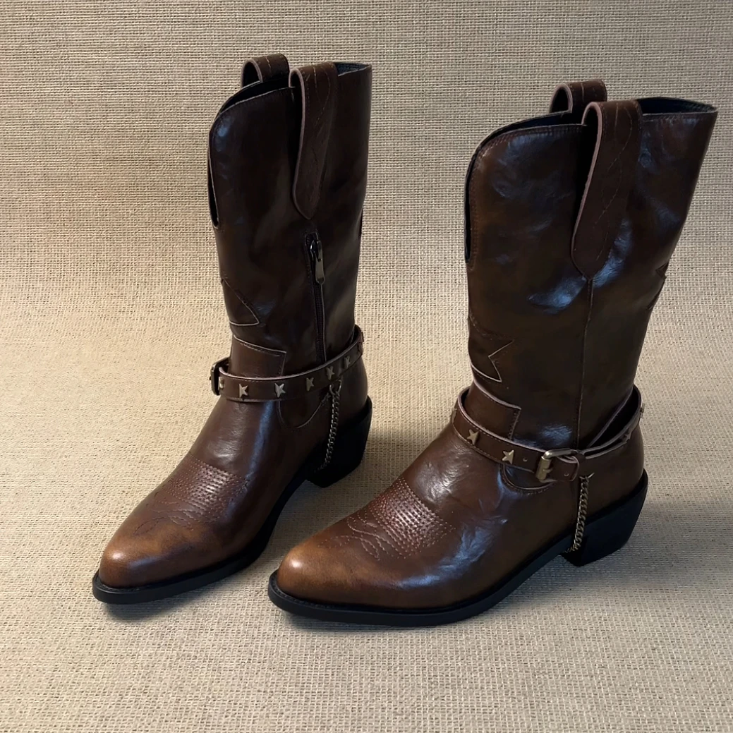 RubyL/5cm时尚复古设计感铆钉皮带扣侧拉链尖头粗跟西部靴女款