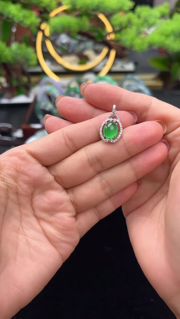 颈饰18K金镶嵌翡翠吊坠