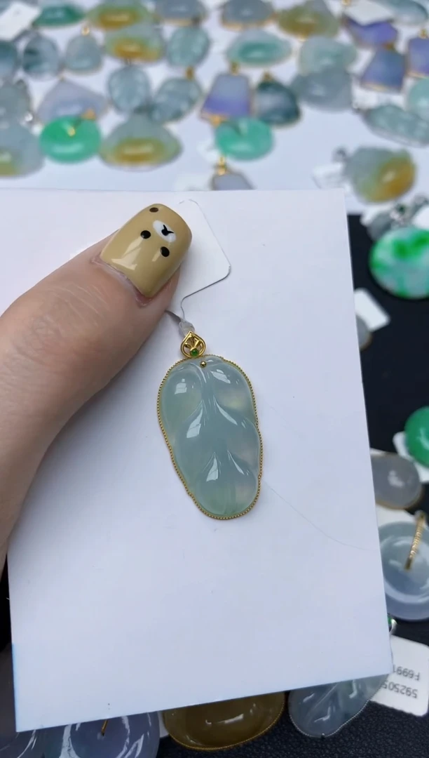 翡翠18K金镶嵌颈饰天然翡翠A货