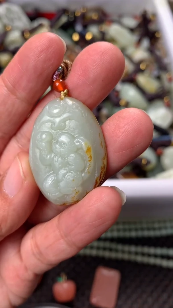 【闪购商品】和田玉颈饰未镶嵌多样性发货没有证书.拍一发一，有瑕