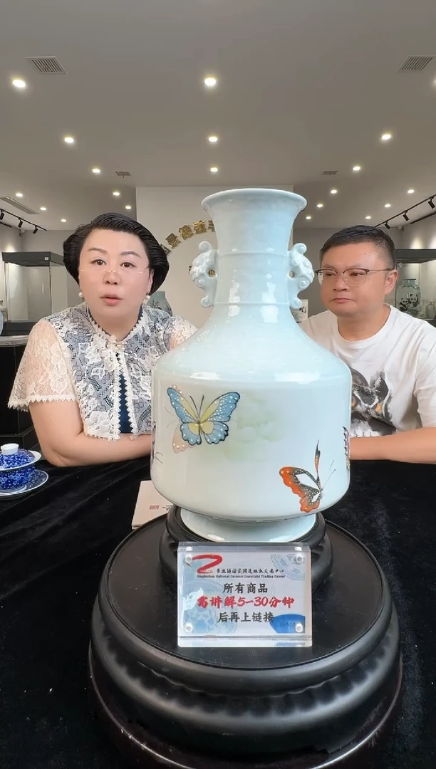 黄杨老师《影青雕刻碟舞双耳瓶》带收藏证书