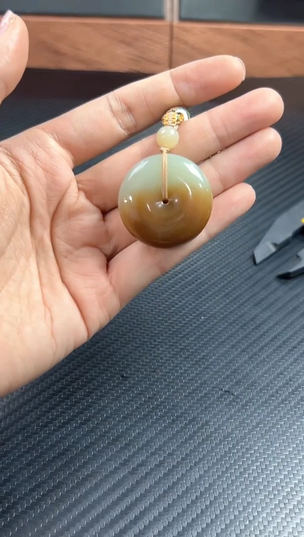 吊坠(赠链)未镶嵌和田玉若羌微色差
