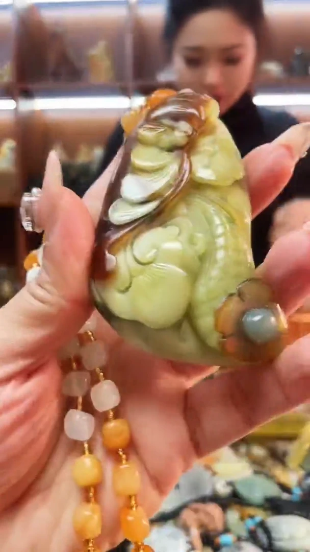 未镶嵌蛇纹石玉吊坠