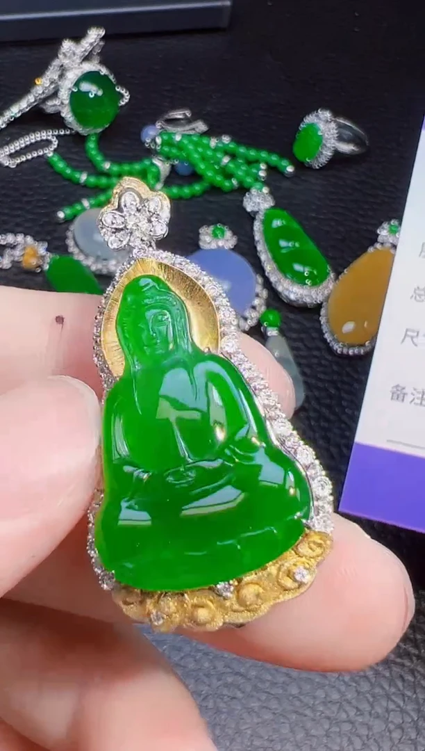 颈饰18K金镶嵌翡翠思翡翠
