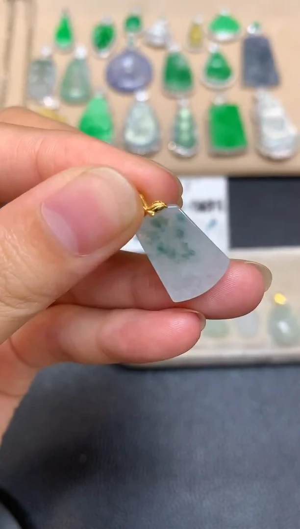 颈饰18K金镶嵌翡翠无事牌【无服务费