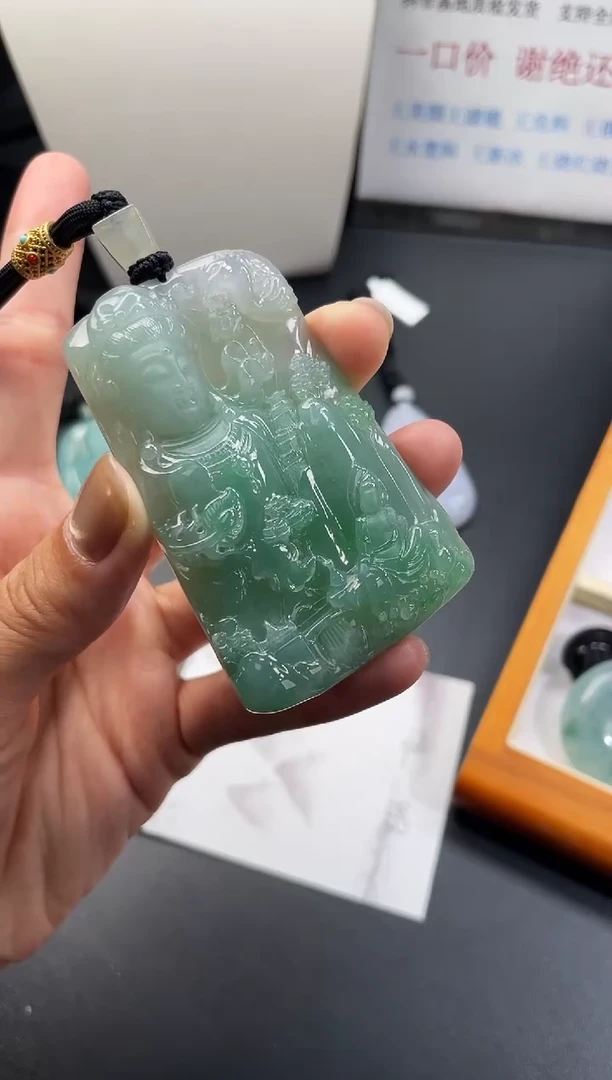 翡翠未镶嵌颈饰赵山水观音