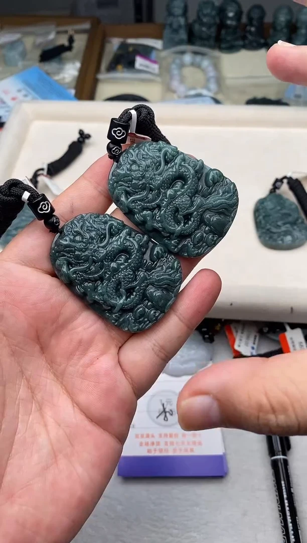 翡翠未镶嵌颈饰多样性发其一