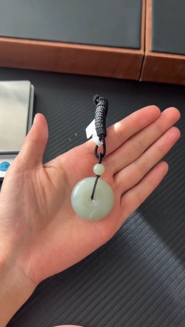 吊坠(赠链)未镶嵌和田玉且末微色差近矿吊坠S